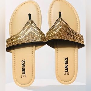 MUK LUKS® Lukees Women’s Sandal. 
Color: Brown / Gold Size: L (9-10)